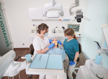 Zahnärztin Johanna Carina Wolff und ZFA Sabrina Johnscher bei der Behandlung einer Patientin in der Praxis Wolff Zahn in Hamm