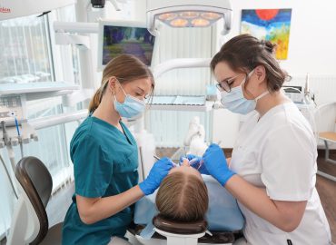 Zahnärztin Johanna Carina Wolff bei der Behandlung einer Patientin in der Praxis Wolff Zahn in Hamm