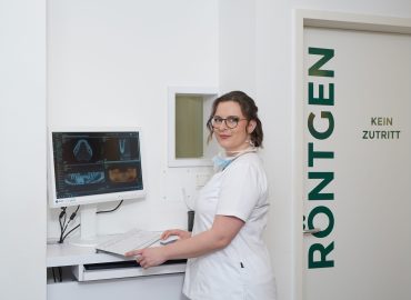 Zahnärztin Johanna Carina Wolff in ihrer Praxis Wolff Zahn in Hamm bei der Implantat-Planung